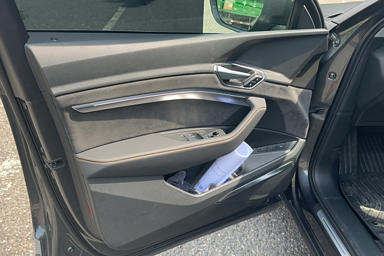 Audi e-tron 2021 صورة سيارة #11