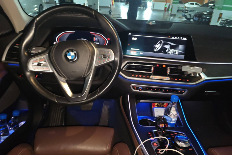 BMW X7 M60i 2021 car image #11