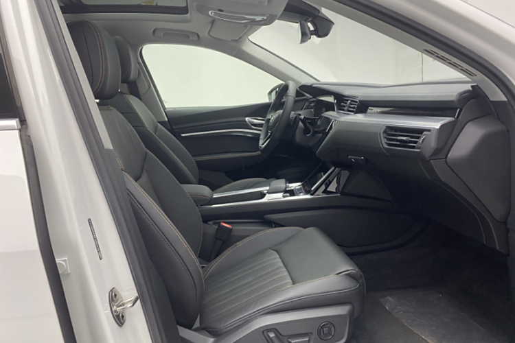 Audi e-tron #11 Audi e-tron car image #11