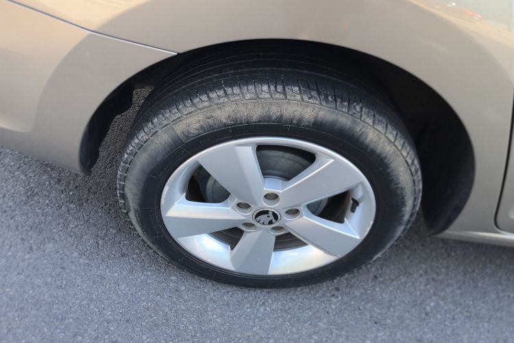 Skoda Rapid 2017 car image #11