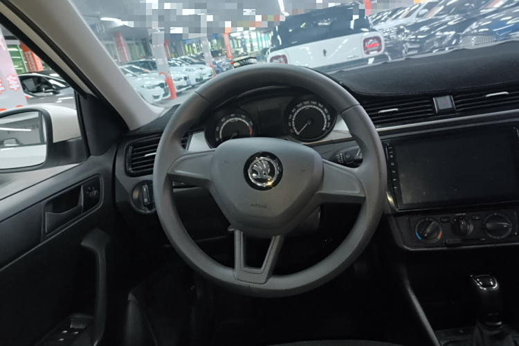 Skoda Rapid Spaceback 2020 car image #11