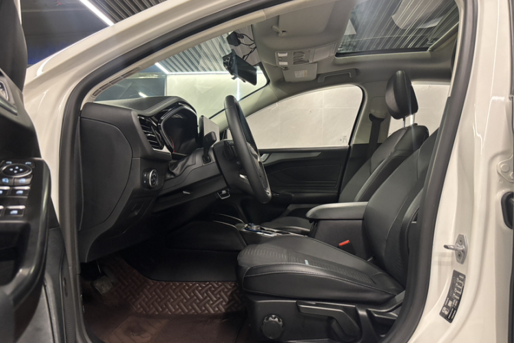 Ford Focus Active 2021 صورة سيارة #11