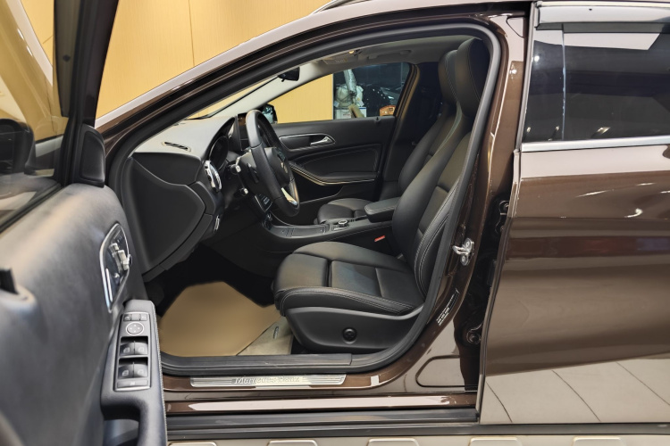 Mercedes-Benz GLA Class 2018 immagine di auto #11