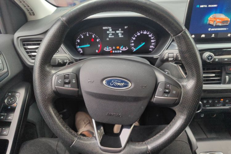 Ford Focus Active 2019 car image #11