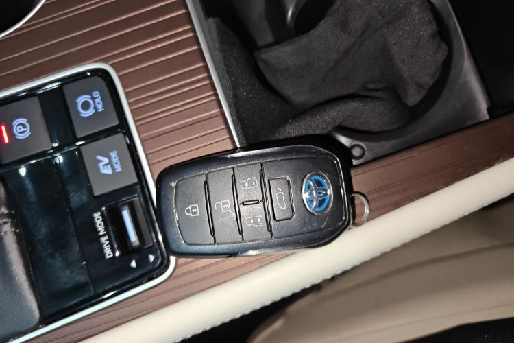 Toyota Granvia 2023 immagine di auto #11