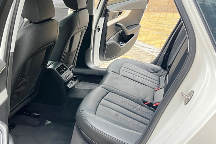 Audi A4 2019 car image #11