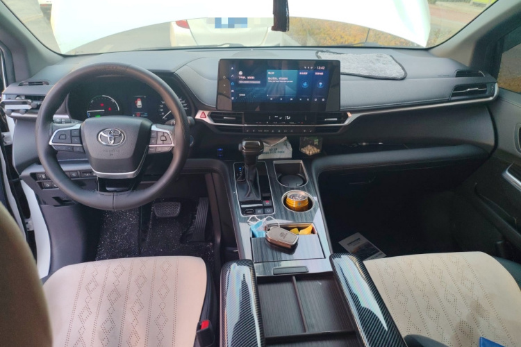 Toyota Sienna 2023 #11 Toyota Sienna 2023 car image #11