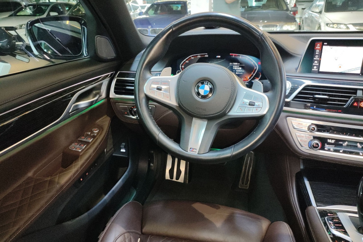 BMW M760Le 2021 car image #11