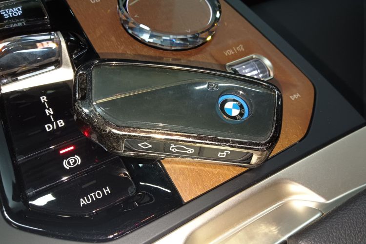 BMW i5 M60 2022 car image #11