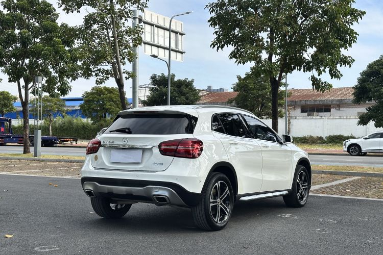Mercedes-Benz GLA Class 2018 car image #11
