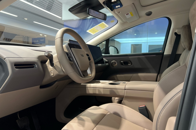 Li i8 2025 image de voiture #11