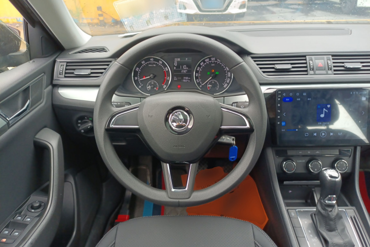 Skoda Superb 2018 car image #11