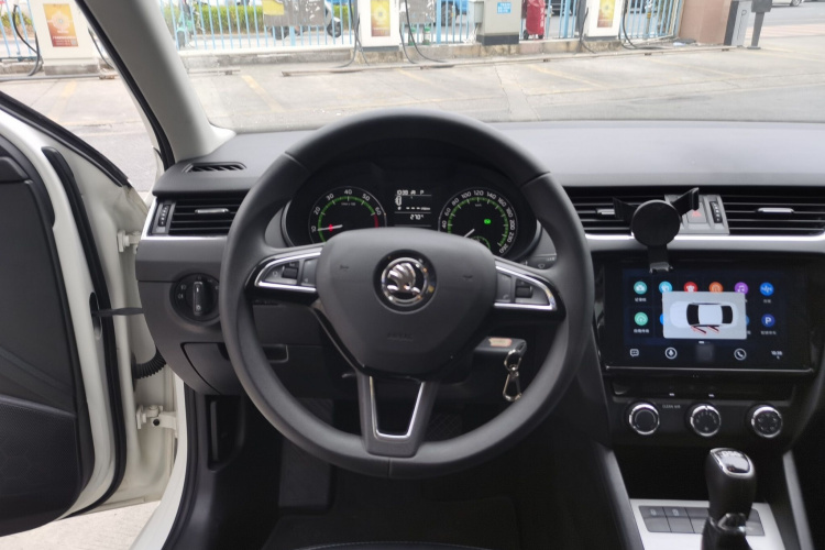 Skoda Octavia 2021 car image #11