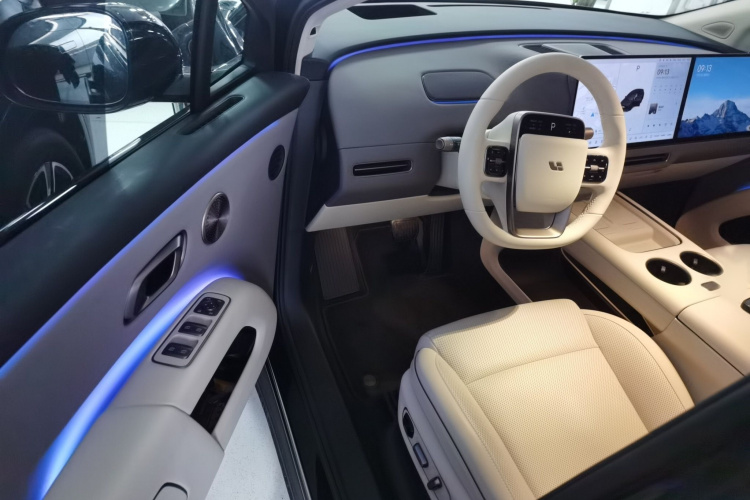 Li i8 2025 image de voiture #11