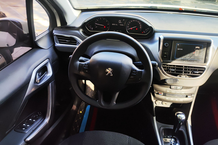 Peugeot 2008 2018 image de voiture #11