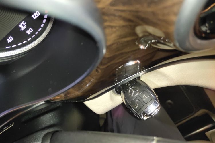 Mercedes-Benz V Class 2020 immagine di auto #11