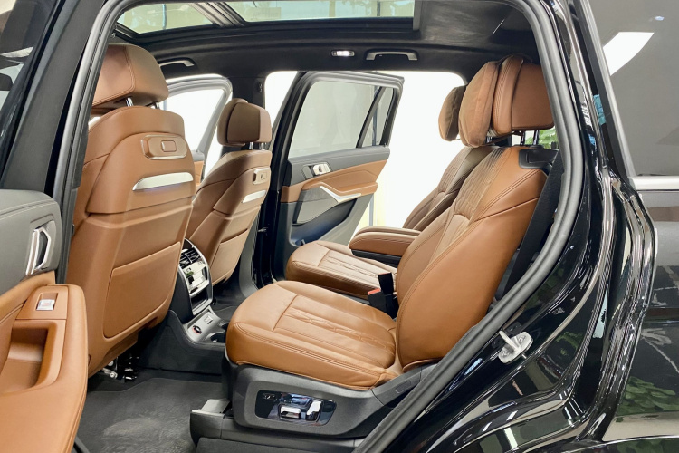 BMW X7 M60i 2024 car image #11