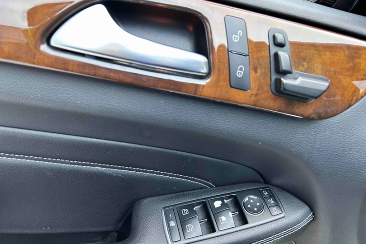 Mercedes-Benz M Class 2015 car image #11