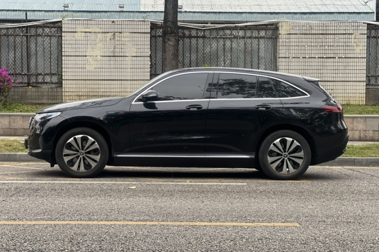 Mercedes-Benz EQC Class 2022 car image #11