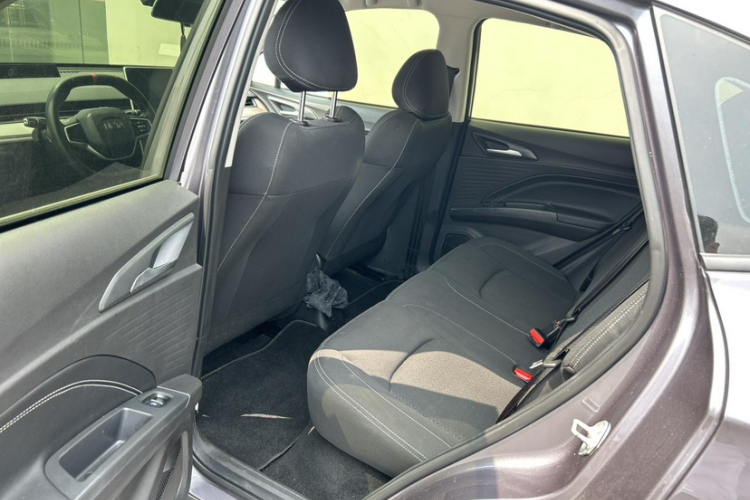 哪吒汽车 哪吒V 2021 汽车图片 #11