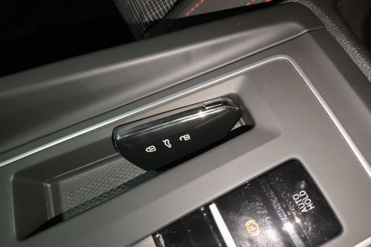 Volkswagen GolfGTI 2024 immagine di auto #11