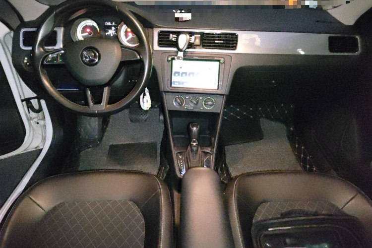 Skoda Rapid Spaceback 2018 immagine di auto #11