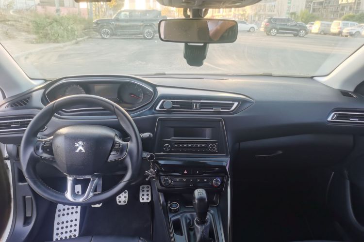 Peugeot 308 2018 car image #11