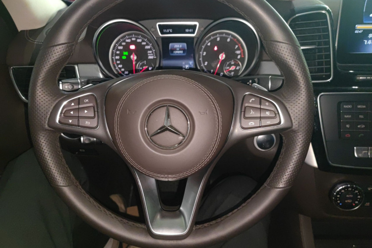 Mercedes-Benz GLS Class 2018 car image #11