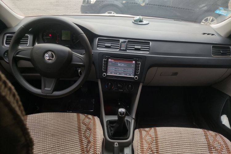 Skoda Rapid 2016 imagen de coche #11