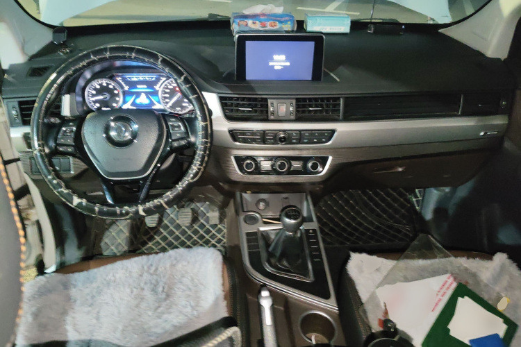 Forthing JOYEAR X6 2017 car image #11