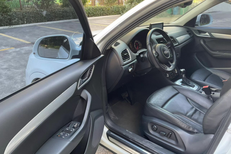 Audi Q3 2015 car image #11