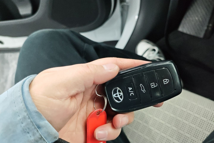 Toyota bZ4X 2022 immagine di auto #11