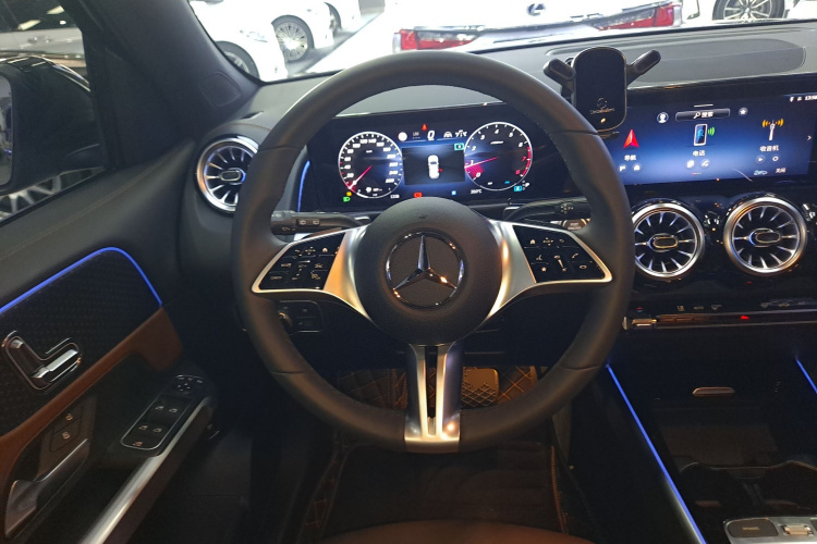 Mercedes-Benz GLB Class 2025 car image #11