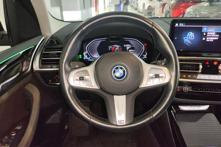 BMW iX3 2023 immagine di auto #11