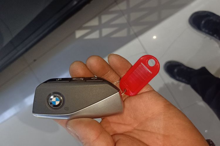 BMW iX 2024 immagine di auto #11