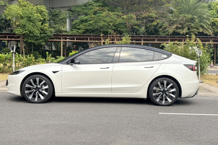 Tesla Model 3 2023 car image #11