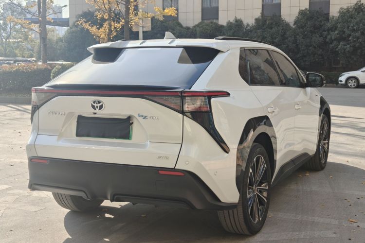 Toyota bZ4X 2022 immagine di auto #11