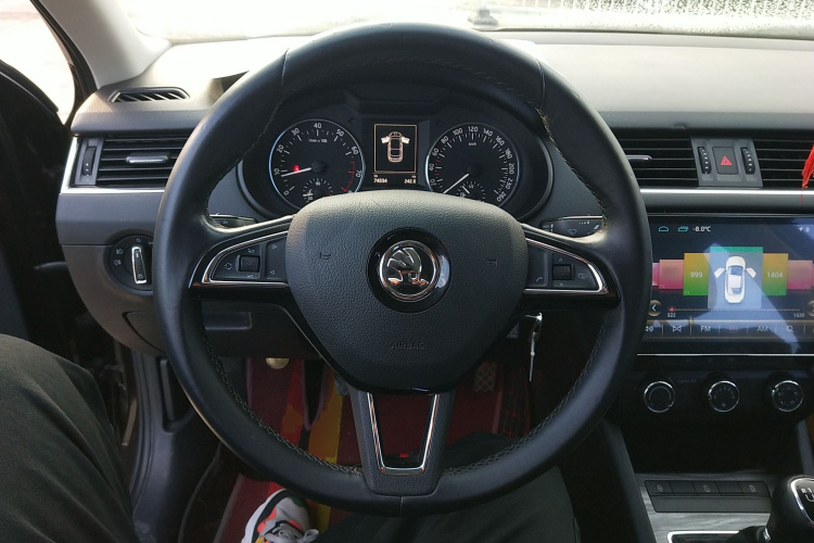 Skoda Octavia 2017 car image #11