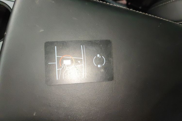 Tesla Model Y 2023 car image #11