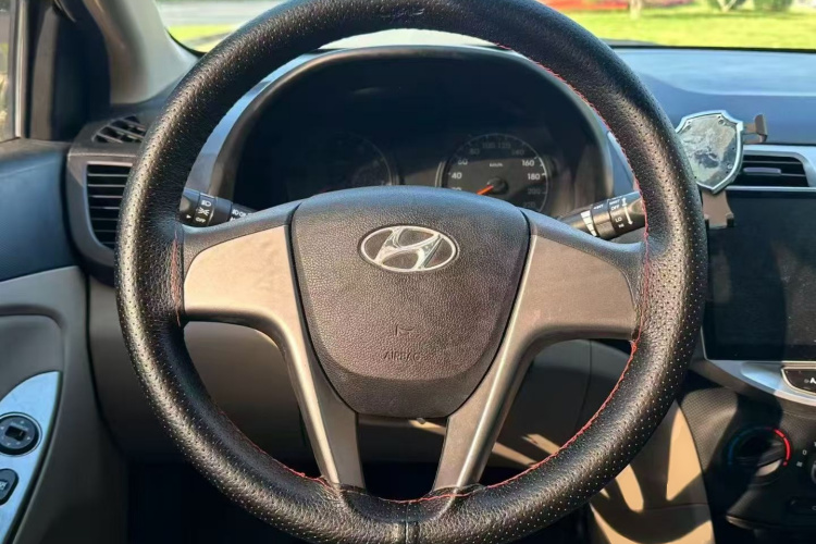 Hyundai Reina 2017 #11 Hyundai Reina 2017 car image #11