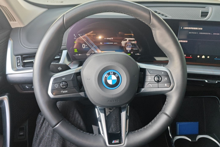 BMW iX1 2025 #11 BMW iX1 2025 صورة سيارة #11