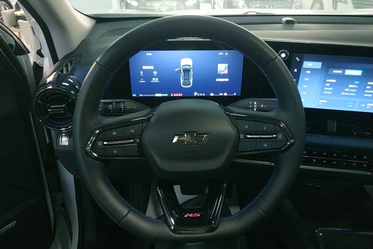 Chevrolet Equinox Plus 2025 car image #11