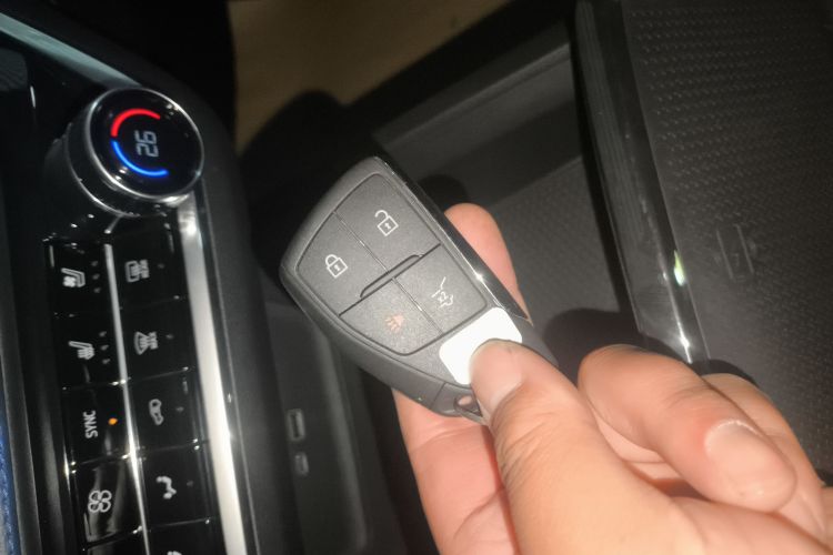 Chevrolet Equinox Plus 2025 car image #11