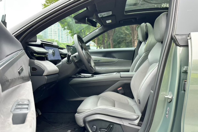 Lynk & Co 08 EM-P 2023 car image #11