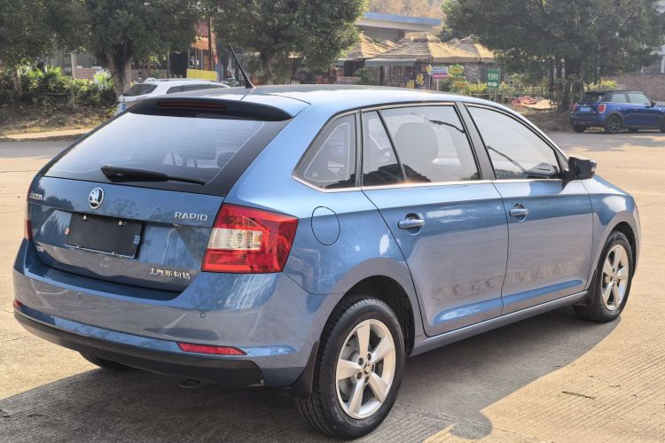Skoda Rapid Spaceback 2018 car image #11