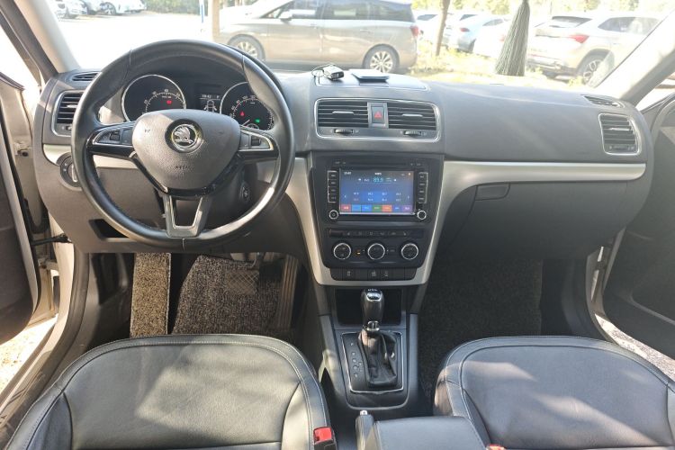 Skoda Yeti 2015 car image #11