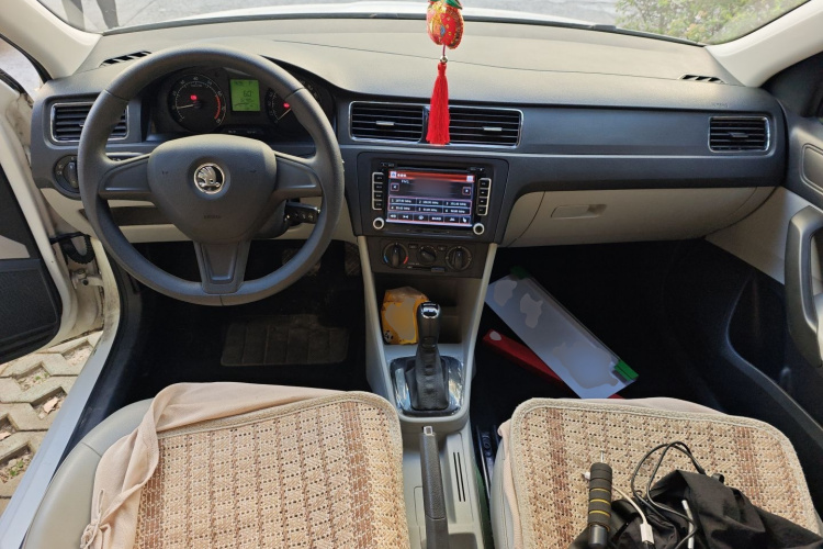 Skoda Rapid 2016 car image #11
