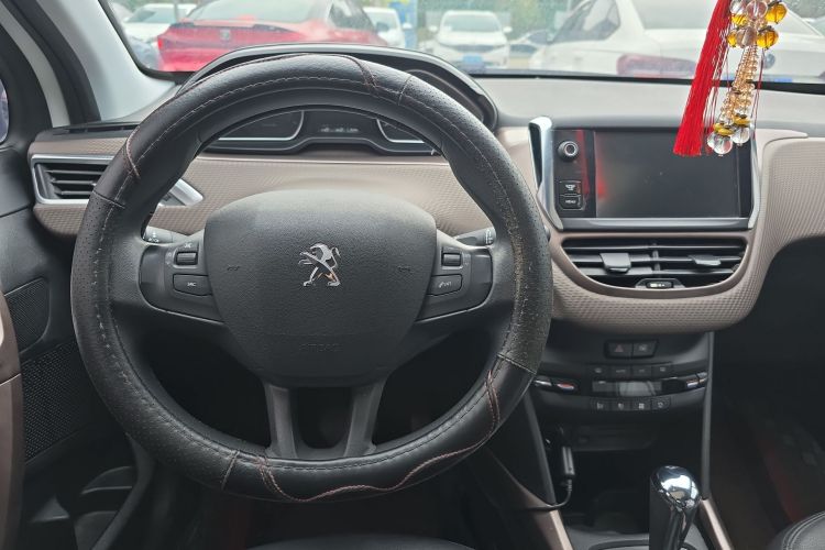 Peugeot 2008 2016 immagine di auto #11