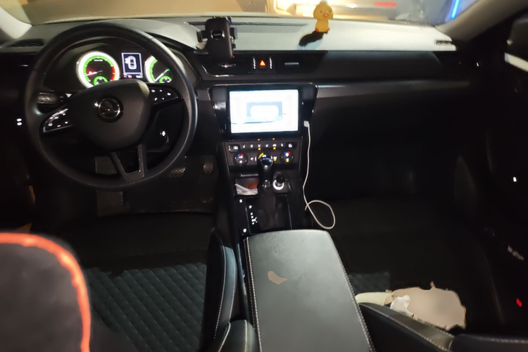 Skoda Superb 2019 car image #11