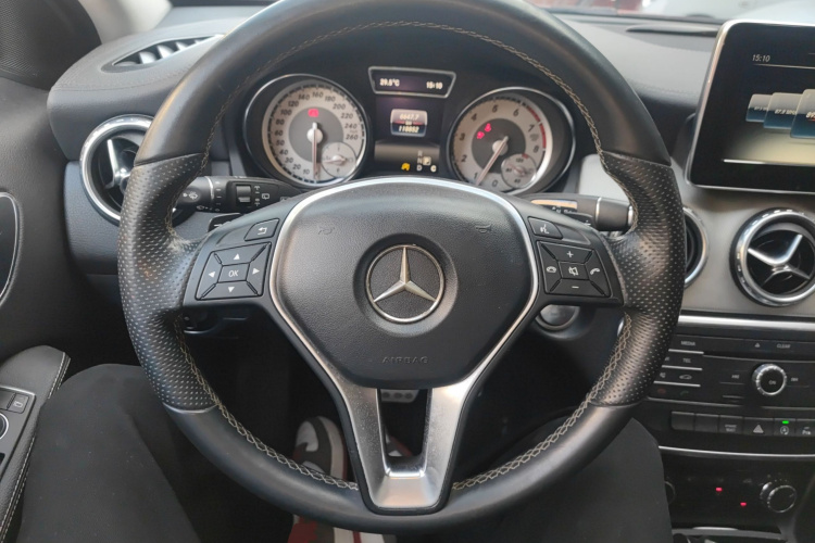 Mercedes-Benz GLA Class 2016 car image #11